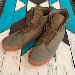 Comfortable green men’s Supra boots.